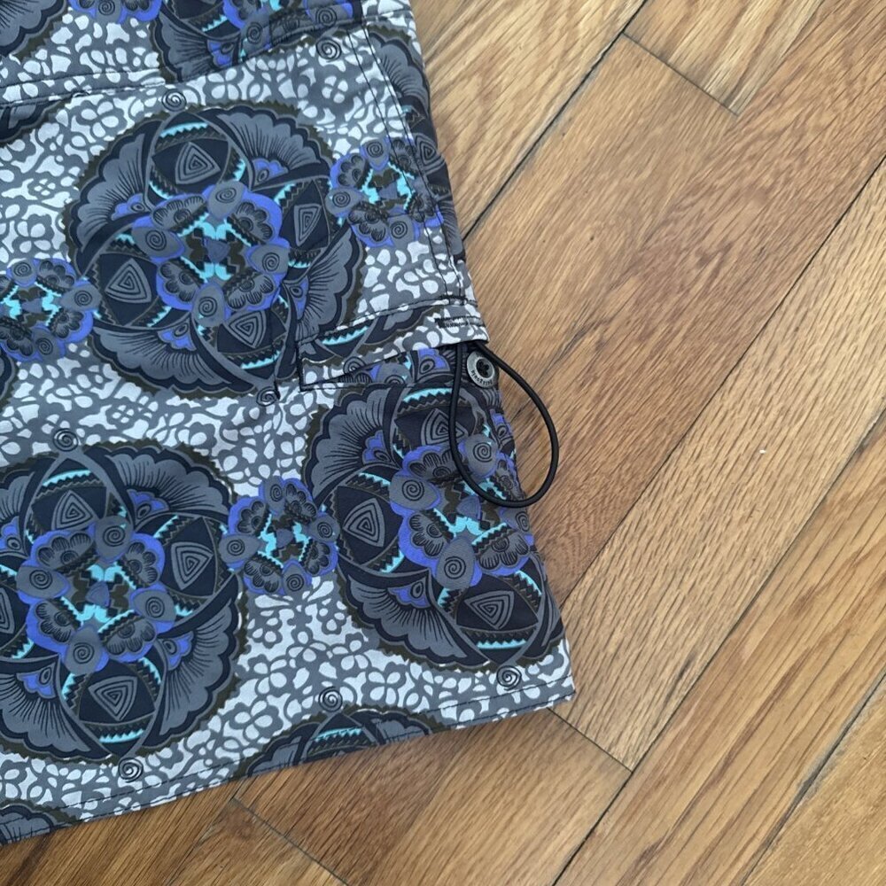 Patagonia Wavefarer Board Shorts Women's Swim Gray Tribal Size 10 - Picture 5 of 5